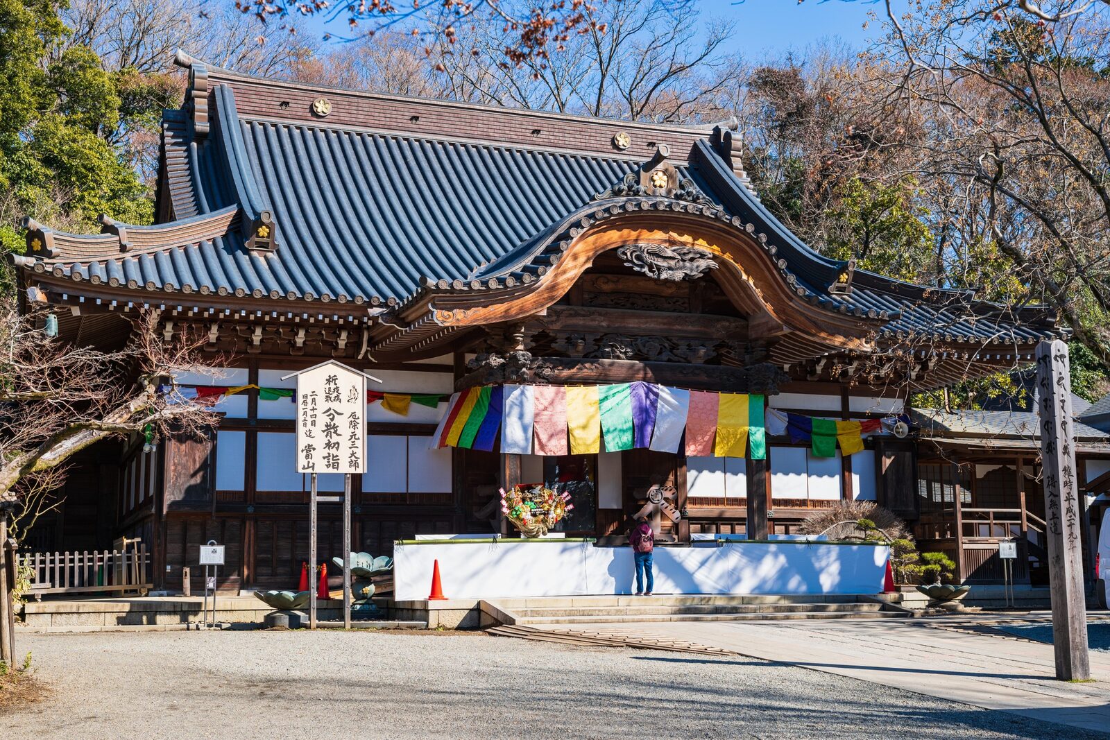 札幌の寺院の本堂 — お悔やみの花を手向ける場